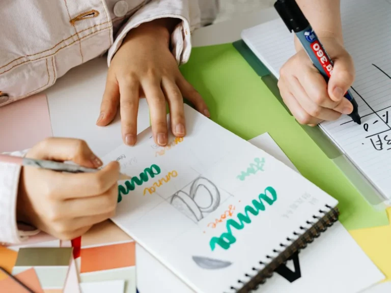 ilustrasi pengguna brush pen sedang melakukan hand lettering