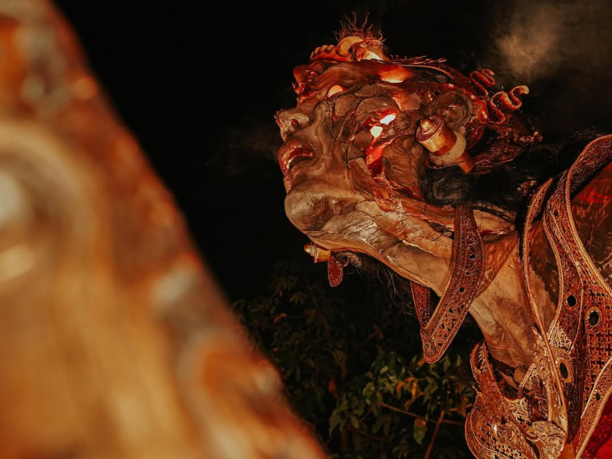 Makna ogoh-ogoh Bali pada malam pengerupukan.