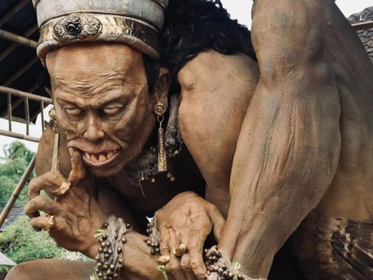 Makna ogoh-ogoh Bali pada malam pengerupukan.