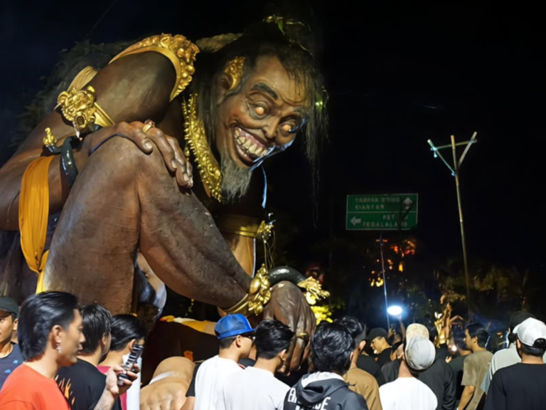 Makna ogoh-ogoh Bali pada malam pengerupukan.