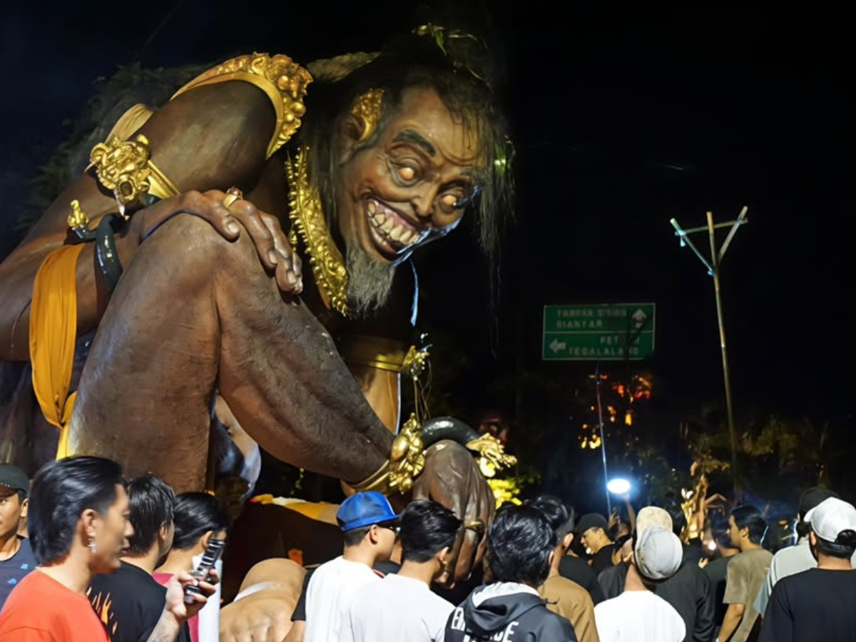 Makna ogoh-ogoh Bali pada malam pengerupukan.