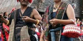 Busana adat Batak yang dikenakan dalam upacara tradisional mencerminkan kuatnya sistem kepercayaan leluhur, termasuk keyakinan terhadap dunia roh seperti Begu Ganjang dalam kosmologi Batak kuno.