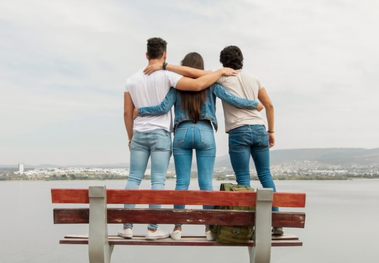 Sangat normal untuk merasa sedih karena friendship drifting.