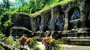 Benarkah Candi Gunung Kawi dibuat dengan kuku Kebo Iwa? Simak fakta sejarah dan legenda yang penuh misteri di situs ini.