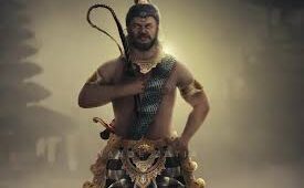 Ilustrasi sosok Kebo Iwa sebagai pria bertubuh besar dan kuat, mengenakan pakaian tradisional Bali dengan senjata di punggung, berdiri dengan ekspresi tegas di latar suasana berkabut dan bernuansa mistis. Sosok ini kerap kali dikaitkan dengan pembangunan Candi Gunung Kawi