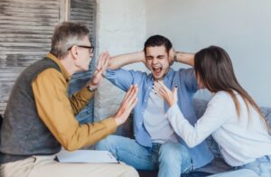 Ramah ke Orang Lain, Marah ke Orang Tua. Wajar Gak Sih?