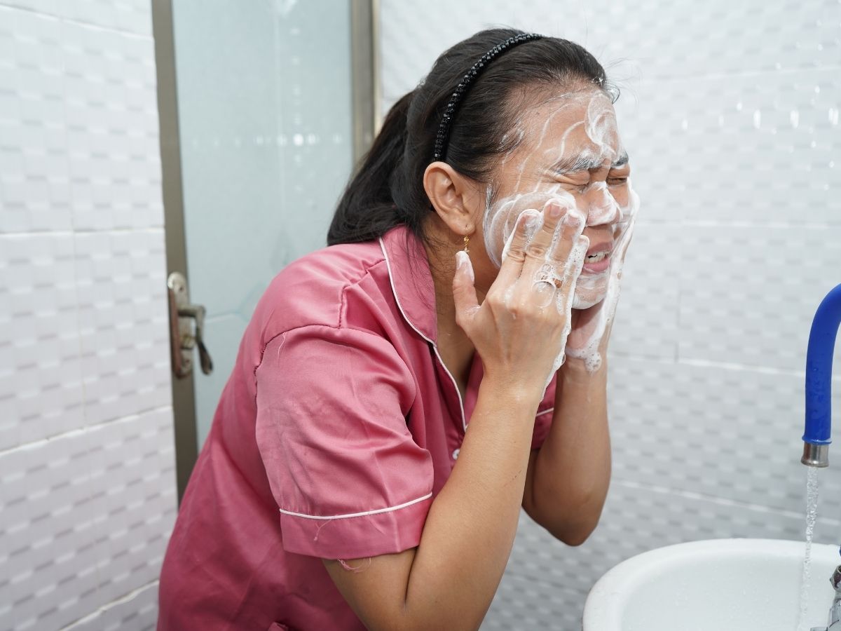 Mencuci wajah terlalu sering dengan product perawatan kulit bisa meningkatkan produksi minyak dan timbulnya jerawat