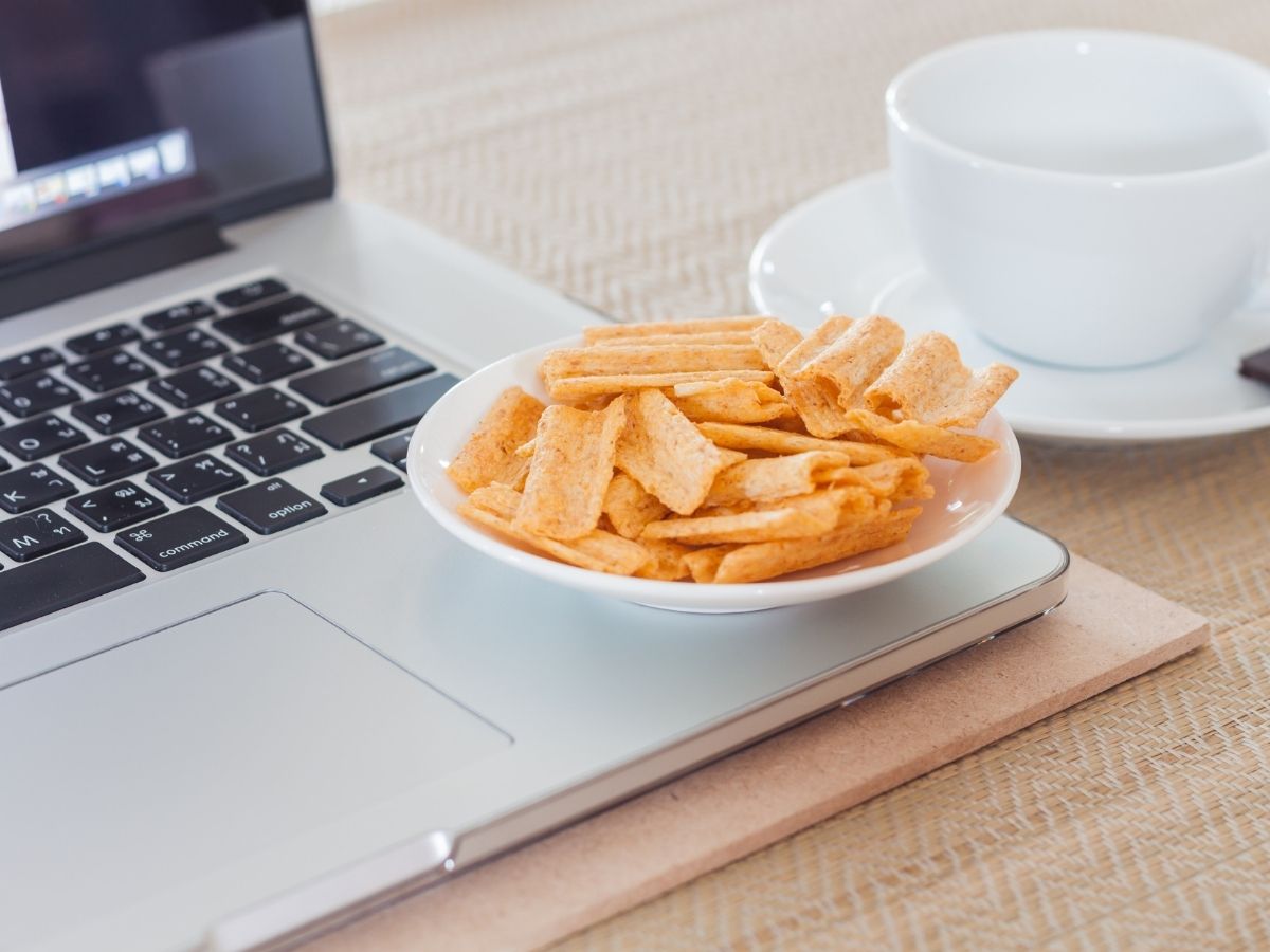 Meletakan camilan dan minuman di atas meja belajar