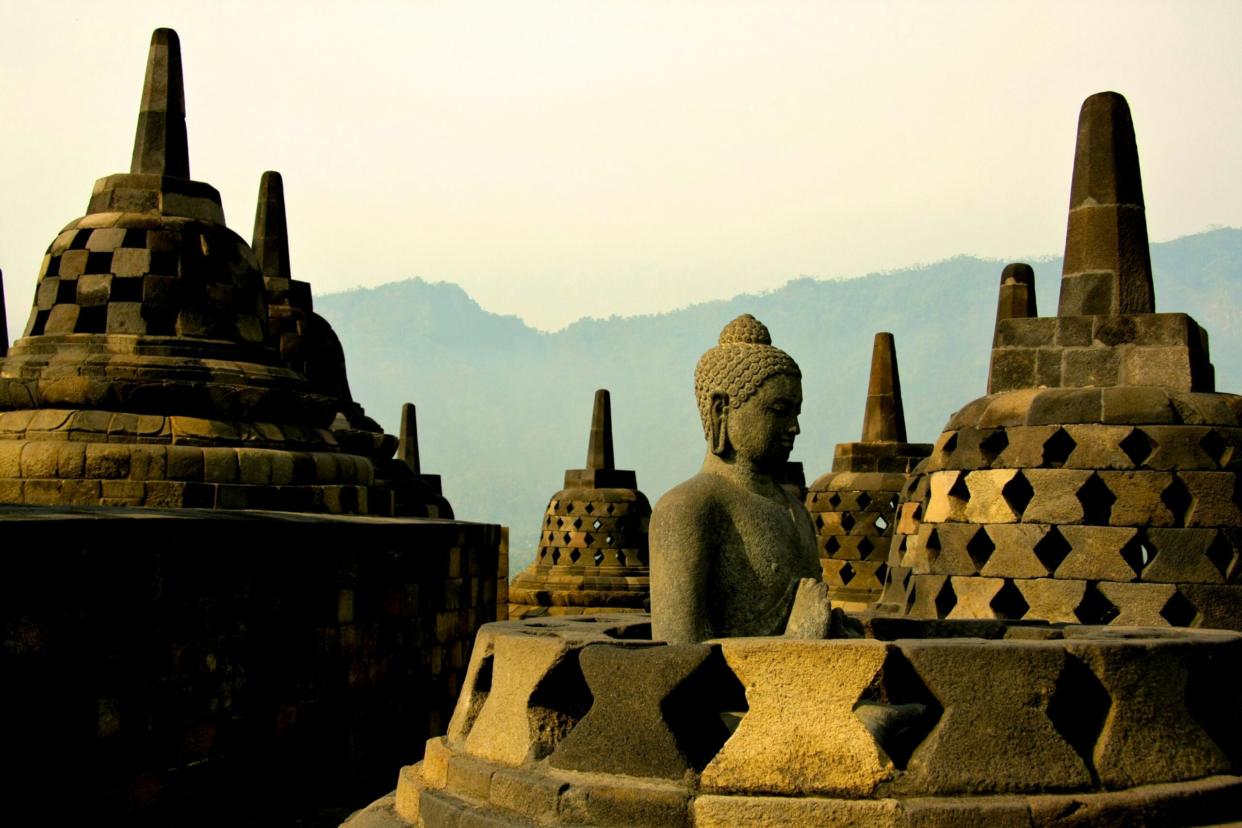 Candi Borobudur di sore hari.