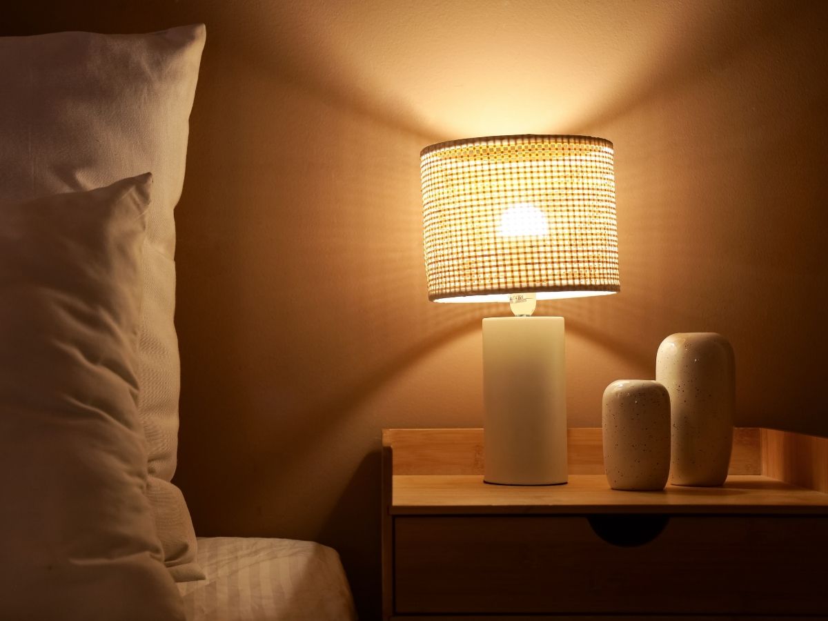 Lampu sebagai dekorasi kamar biar makin estetik meski budget terbatas