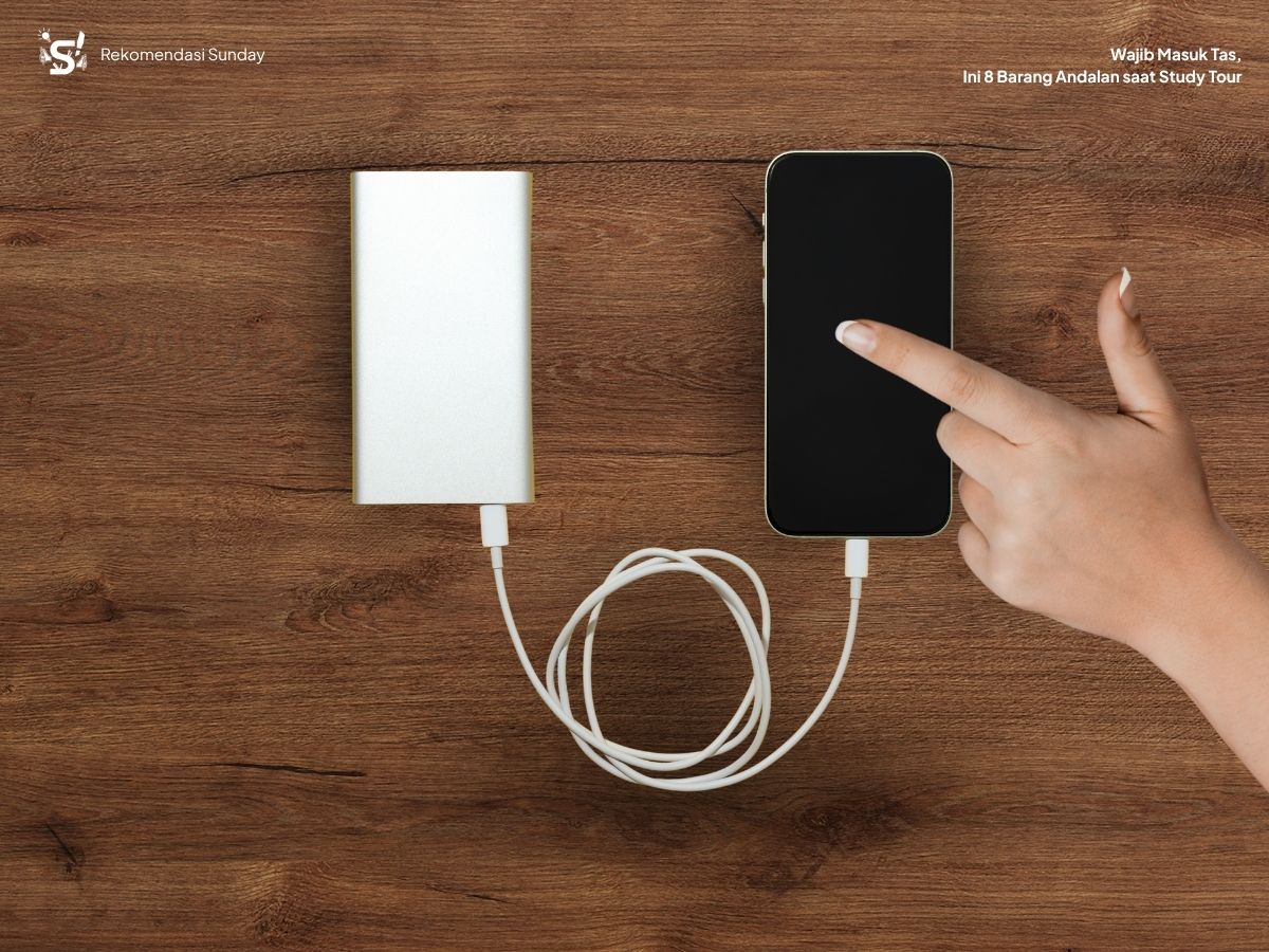 Gadget dan Powerbank untuk mengabadikan momen study tour