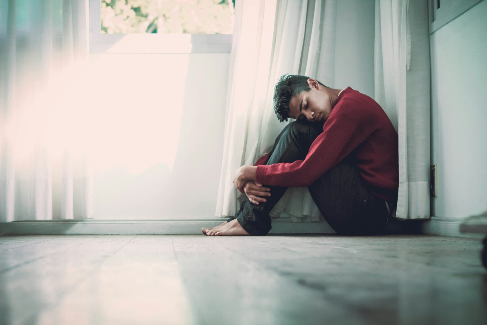 Avoidant attachment merupakan suatu ikatan yang terus dihindari, kenapa? Disini kalian akan tahu alasan, macamnya, dan cara untuk pulih.