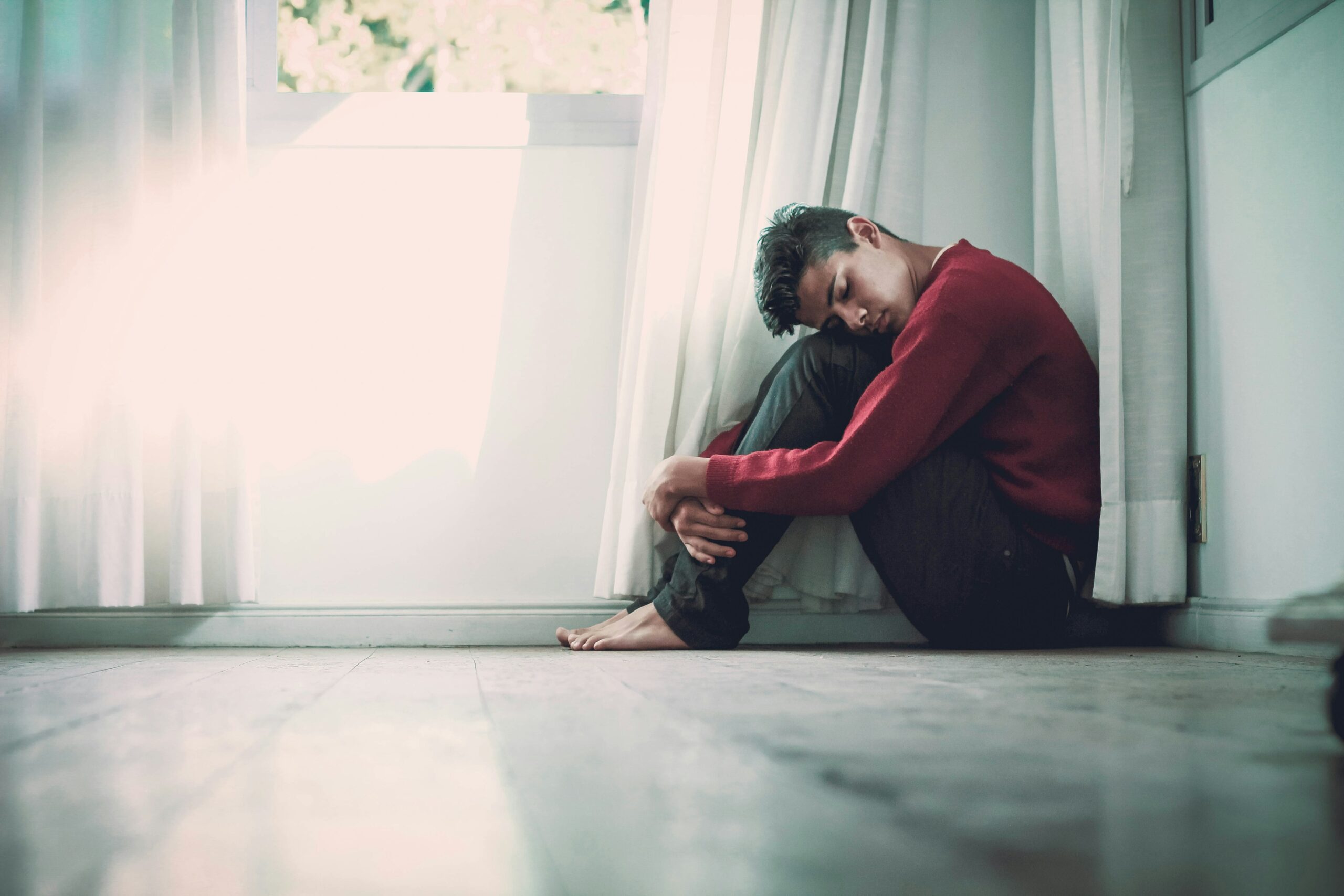 Avoidant attachment merupakan suatu ikatan yang terus dihindari, kenapa? Disini kalian akan tahu alasan, macamnya, dan cara untuk pulih.