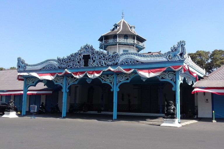 Kalian pernah dengan Keraton Yogyakarta dan Keraton Solo? Ternyata ada perbedaannya tahu dari kedua kerajaan tersebut, yuk cari tahu!