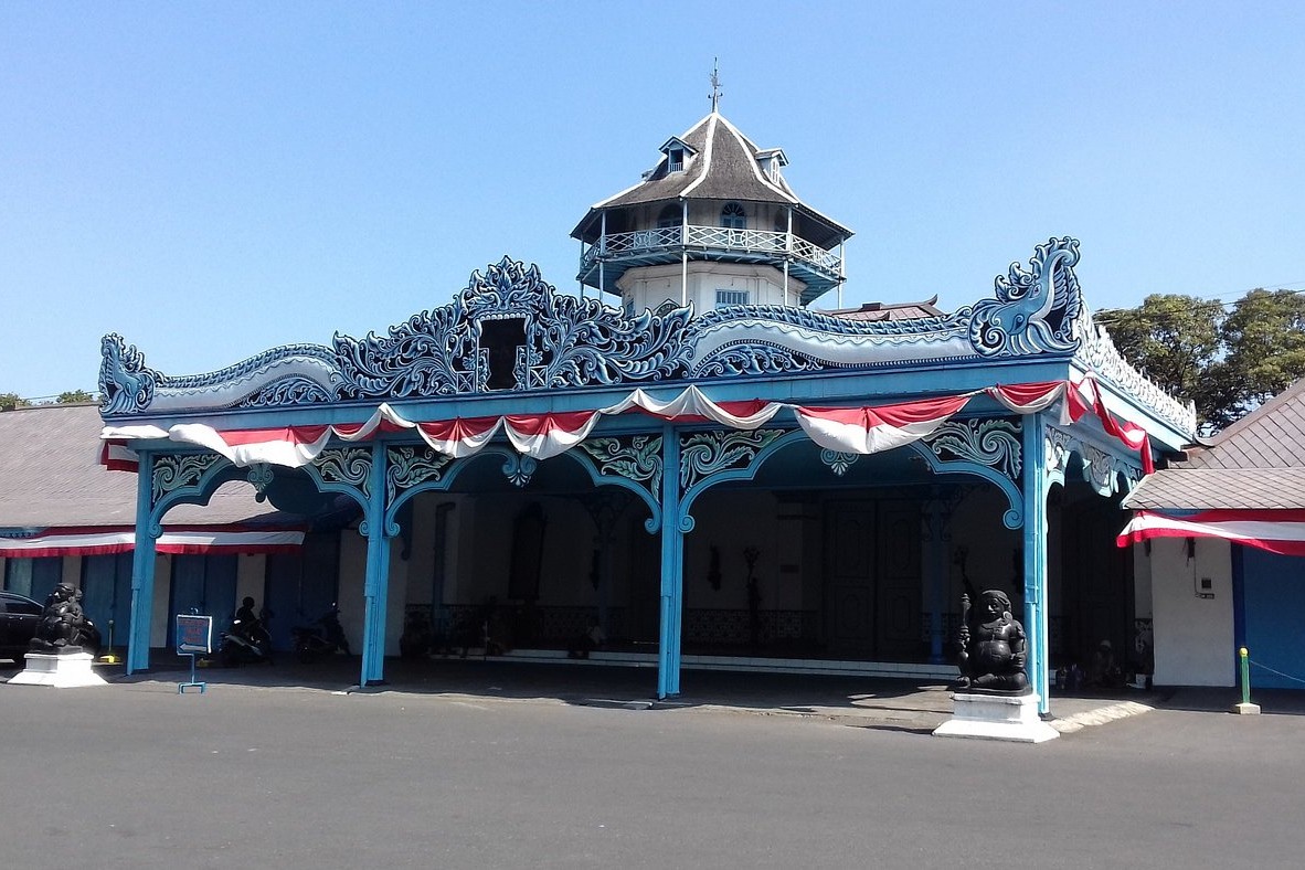 Kalian pernah dengan Keraton Yogyakarta dan Keraton Solo? Ternyata ada perbedaannya tahu dari kedua kerajaan tersebut, yuk cari tahu!