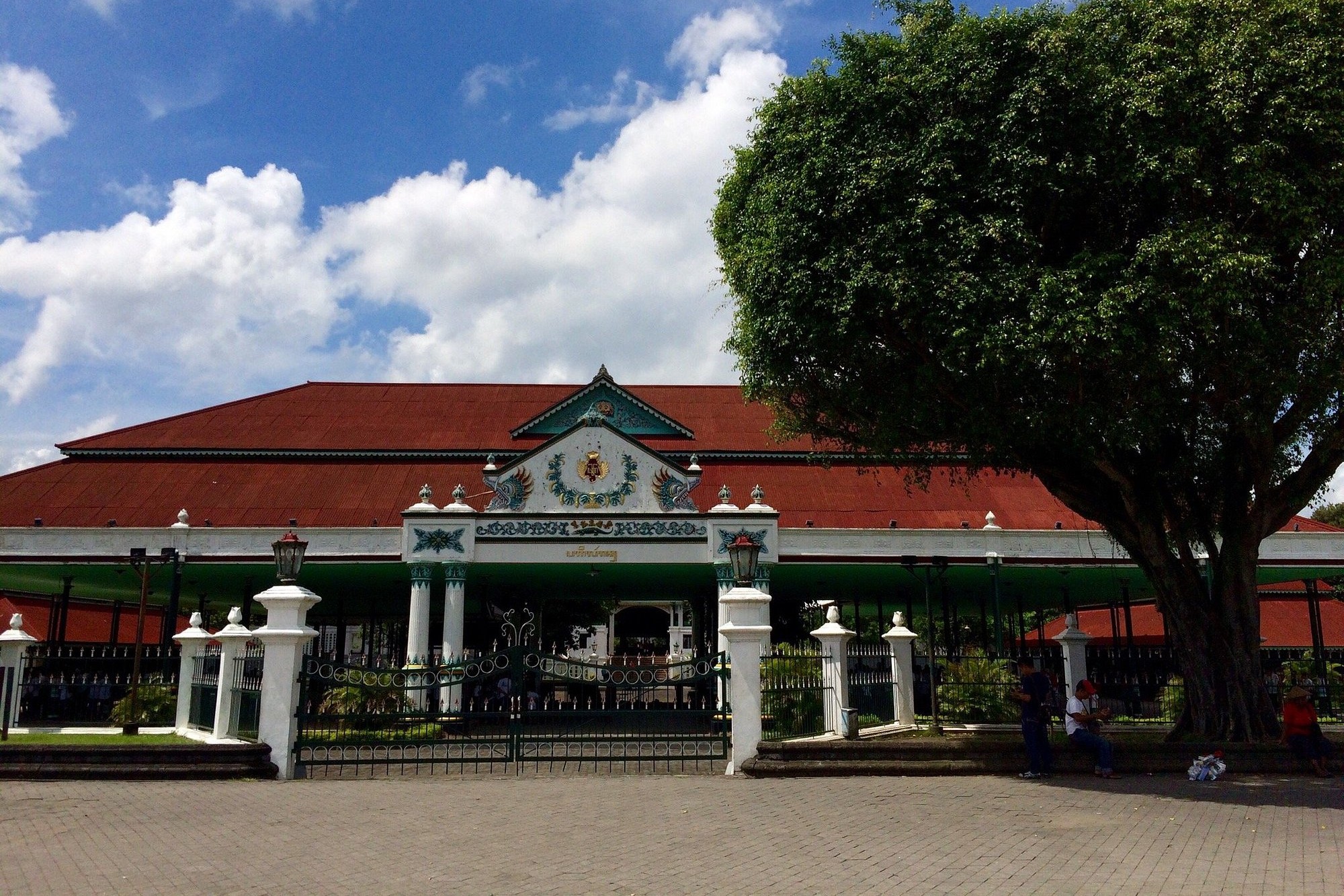 Kalian pernah dengan Keraton Yogyakarta dan Keraton Solo? Ternyata ada perbedaannya tahu dari kedua kerajaan tersebut, yuk cari tahu!