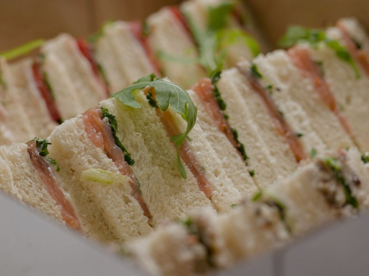 Pernah nggak sih, kalian memandangi daging di tengah dua roti dan iba-tiba kepikiran: "Kenapa ya nama makanan ini sandwich?"