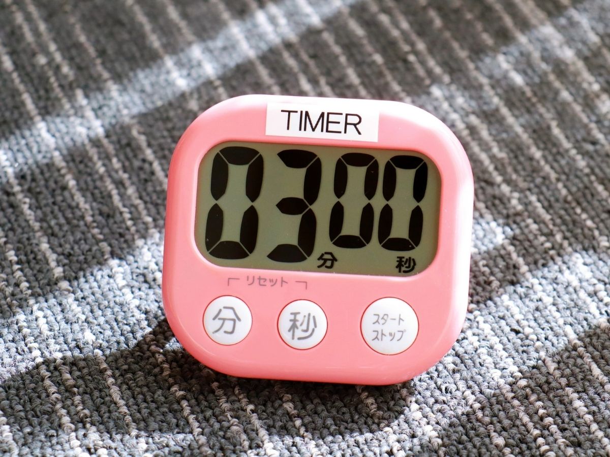 Mengatur waktu belajar dengan timer digital yang diletakan di atas meja belajar