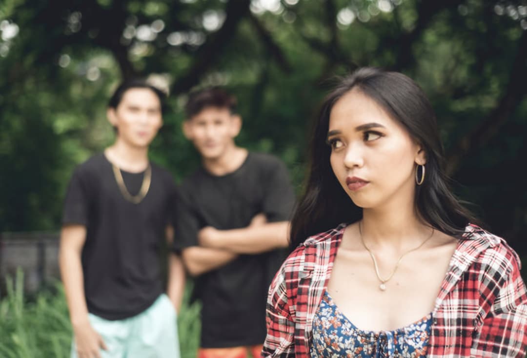 Catcalling masih sering terjadi dan dibungkus dengan alasan memuji, padahal catcalling adalah bentuk pelecehan seksual.