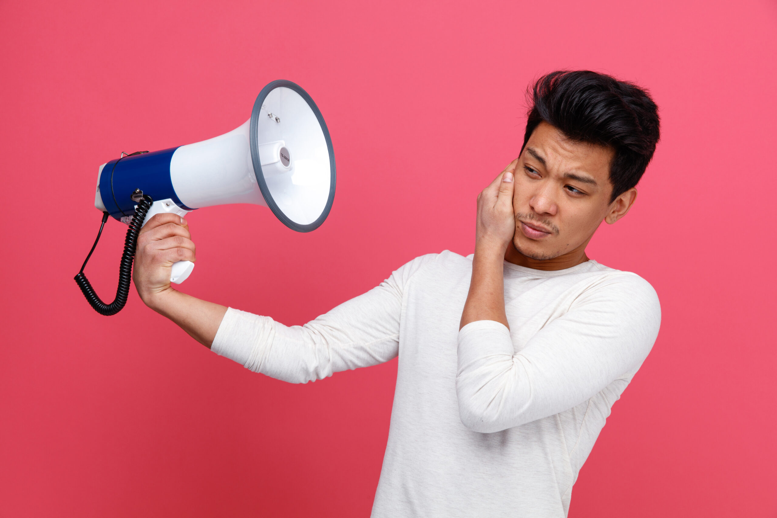 Orang yang suka mencari perhatian berlebihan akan selalu mengganggu dan menyebalkan. Simak cara menanggapinya secara sehat agar mental tetap waras.