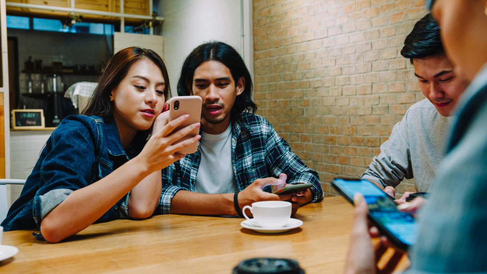 Oversharing atau terlalu berlebihan memberikan informasi bisa berbahaya bagi kita dan orang lain.
