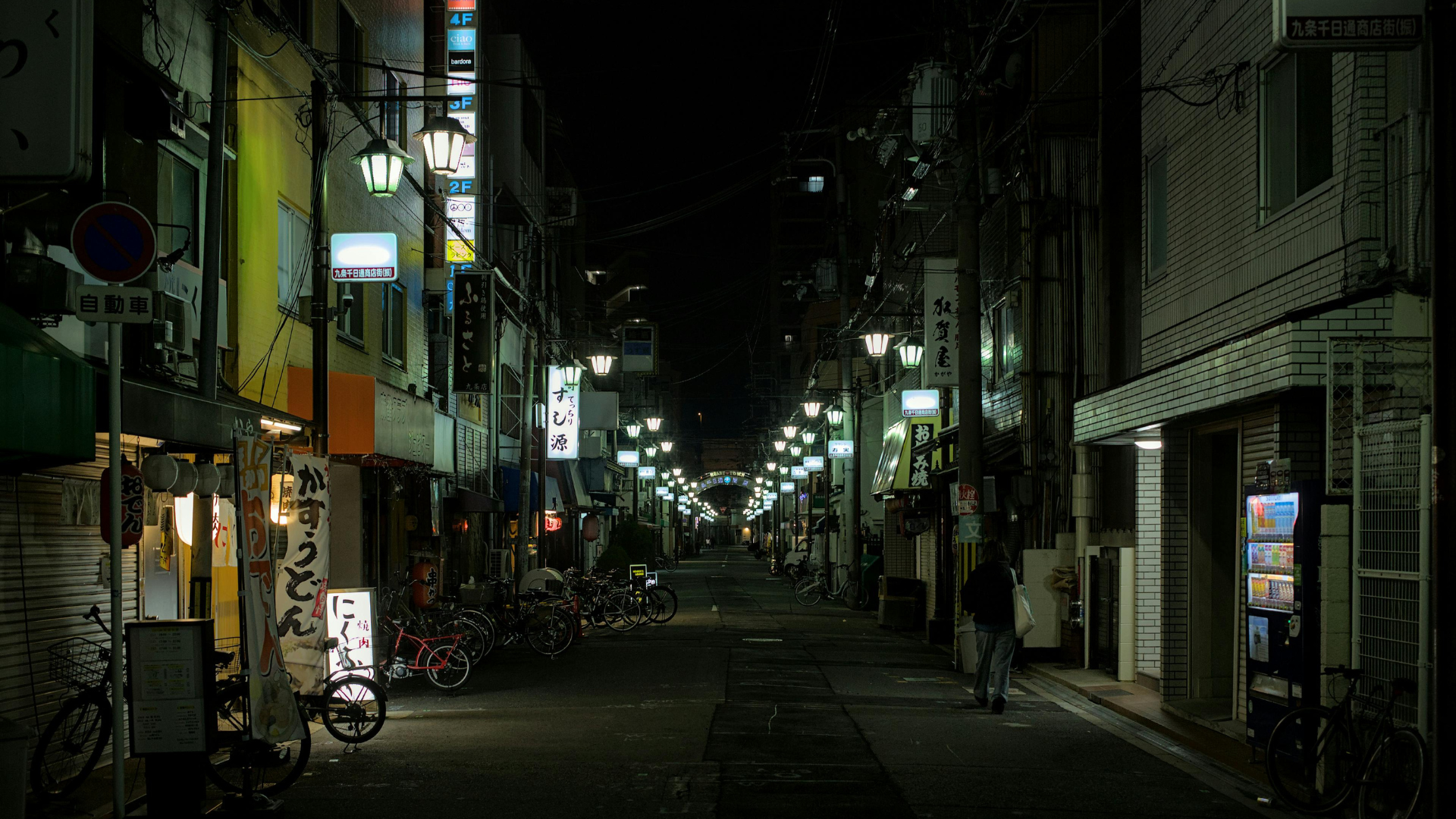 Teke-Teke adalah hantu Jepang yang terkenal dengan kisah tragis dan suara khasnya. Temukan fakta dan cerita seramnya di sini!