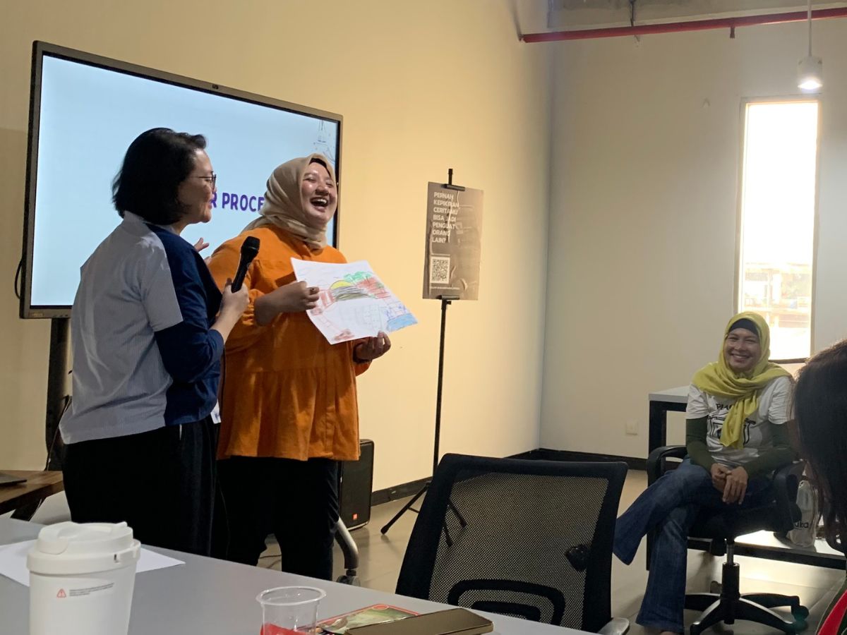 kegiatan Creative Emotional Wellness pada sesi membagikan cerita tentang karya yang sudah dibuat