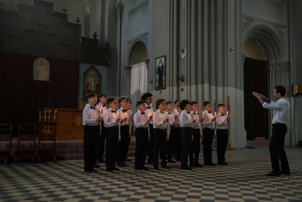 Kelompok paduan suara gereja di Indonesia Timur sedang bernyanyi