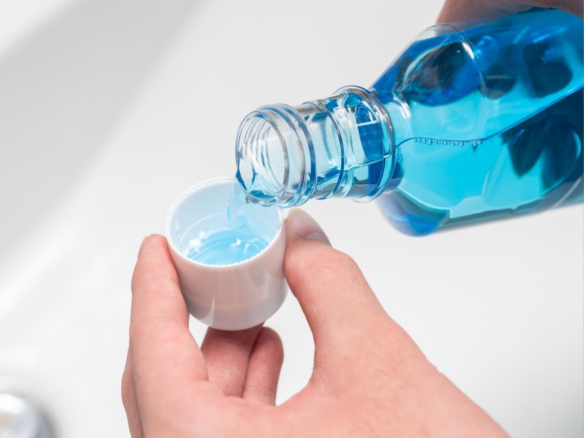 Berkumur dengan mouth wash sebagai salah satu cara menjaga kesehatan gigi dan mulut