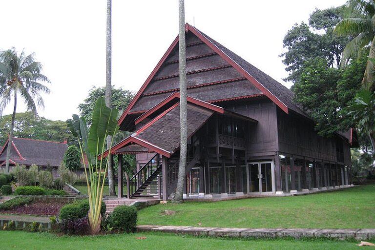 https://majalahsunday.com/rumah-panggung-tradisi-mengangkat-rumah-di-indonesia/