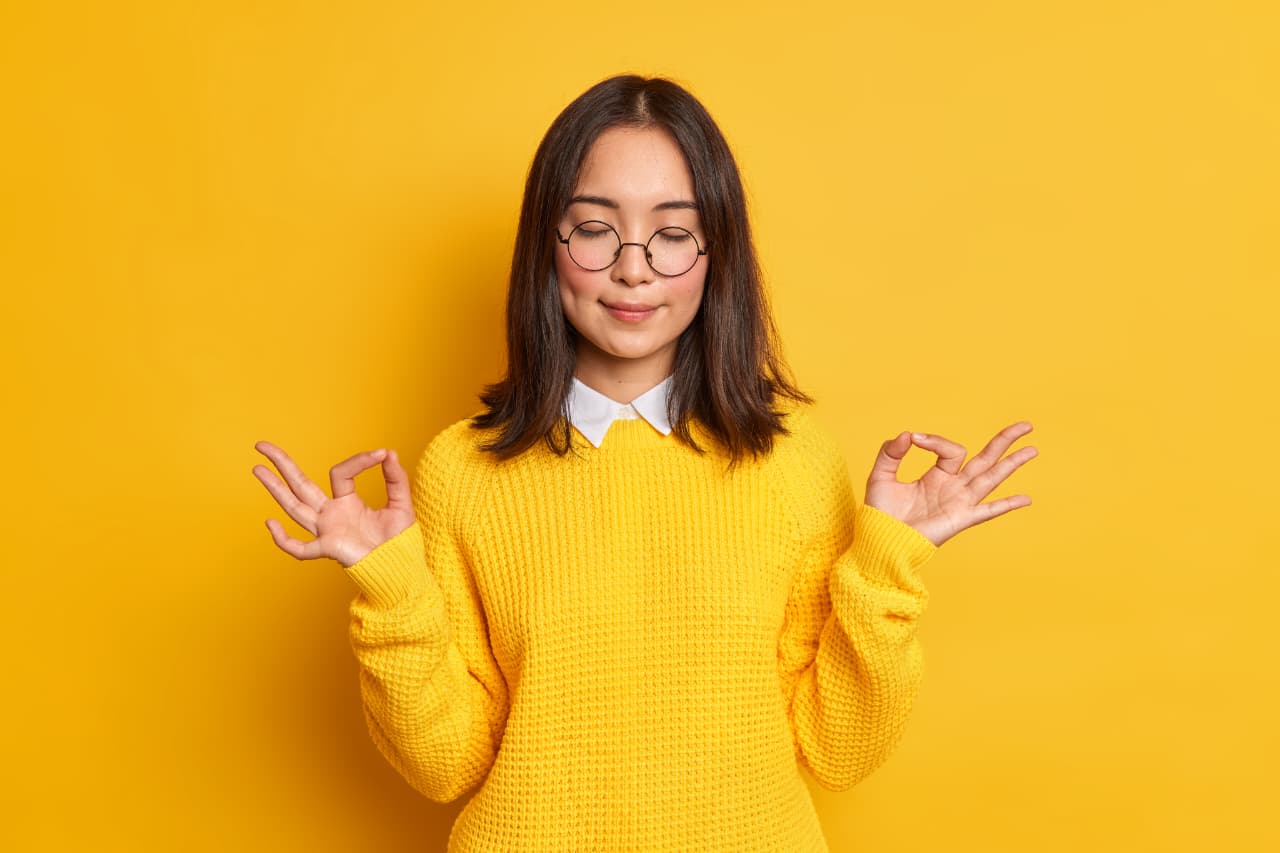 Orang yang bisa stay cool dalam berbagai situasi adalah orang yang punya emotional regulation yang tinggi.