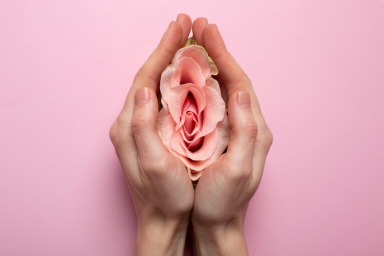 Douching atau membasuh vagina dengan sabun bisa berbahaya untuk kesehatan vagina.