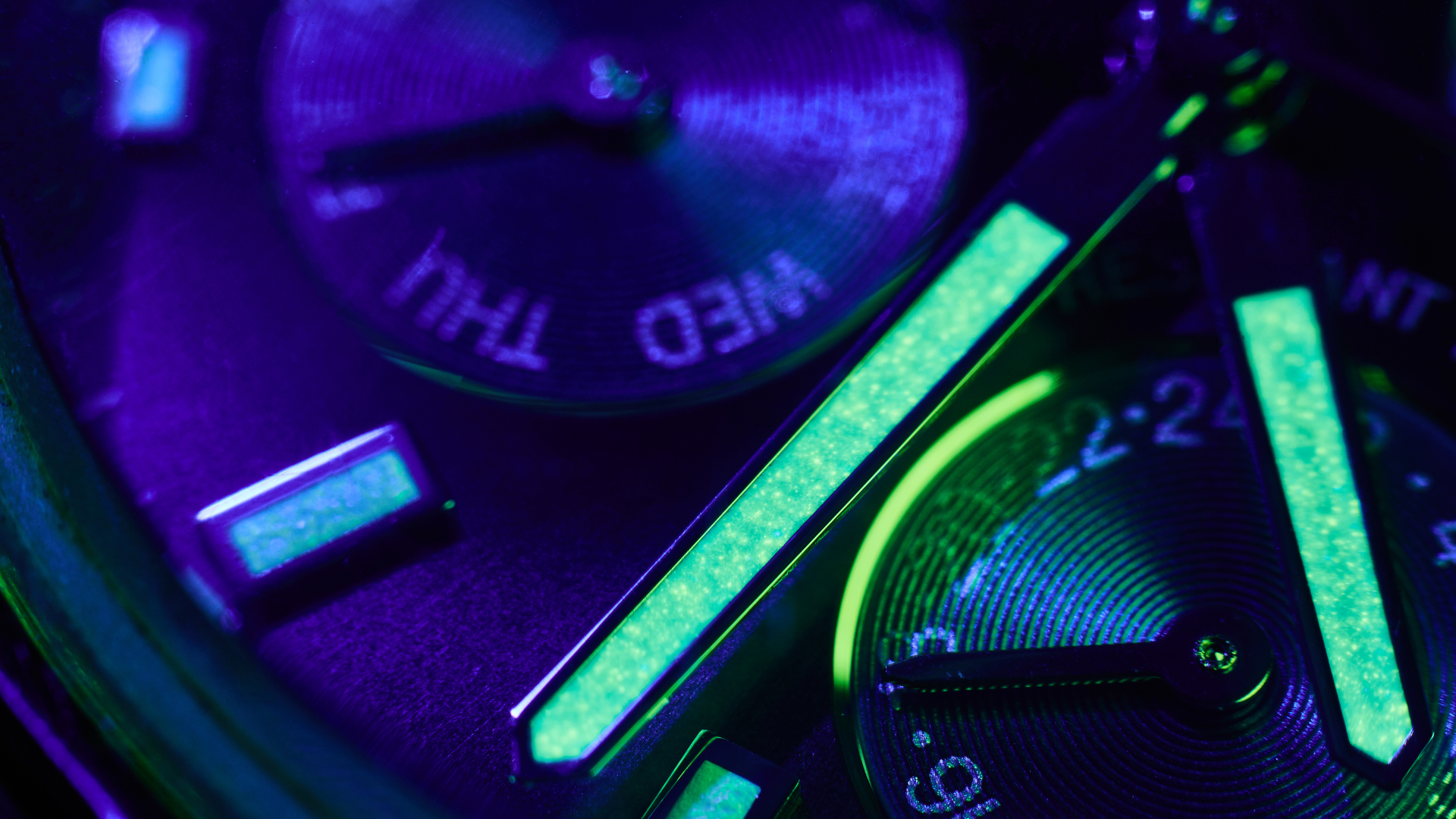 Salah satu contoh jam yang menggunakan zat radium supaya memberikan efek 'glow in the dark'