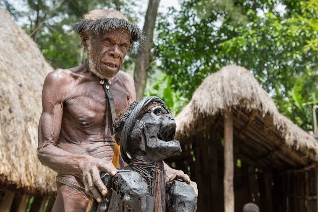 Akonipuk: Tradisi Pengasapan Jasad Manusia Menjadi Mumi di Papua