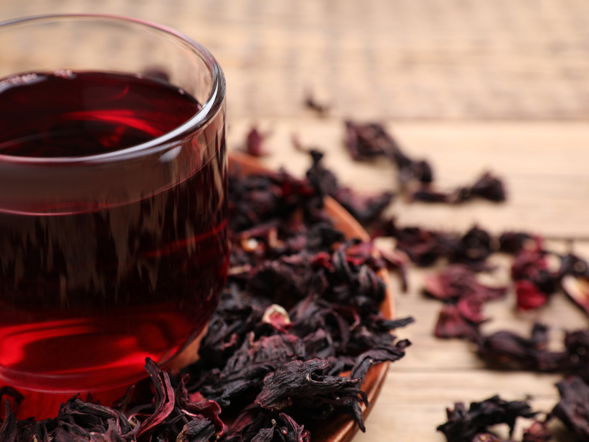 Simak 7 manfaat teh rosella bagi kesehatan yang didukung penelitian ilmiah, mulai dari menurunkan tekanan darah hingga memperbaiki kadar gula darah. Lengkap dengan cara menyeduh dan efek sampingnya.