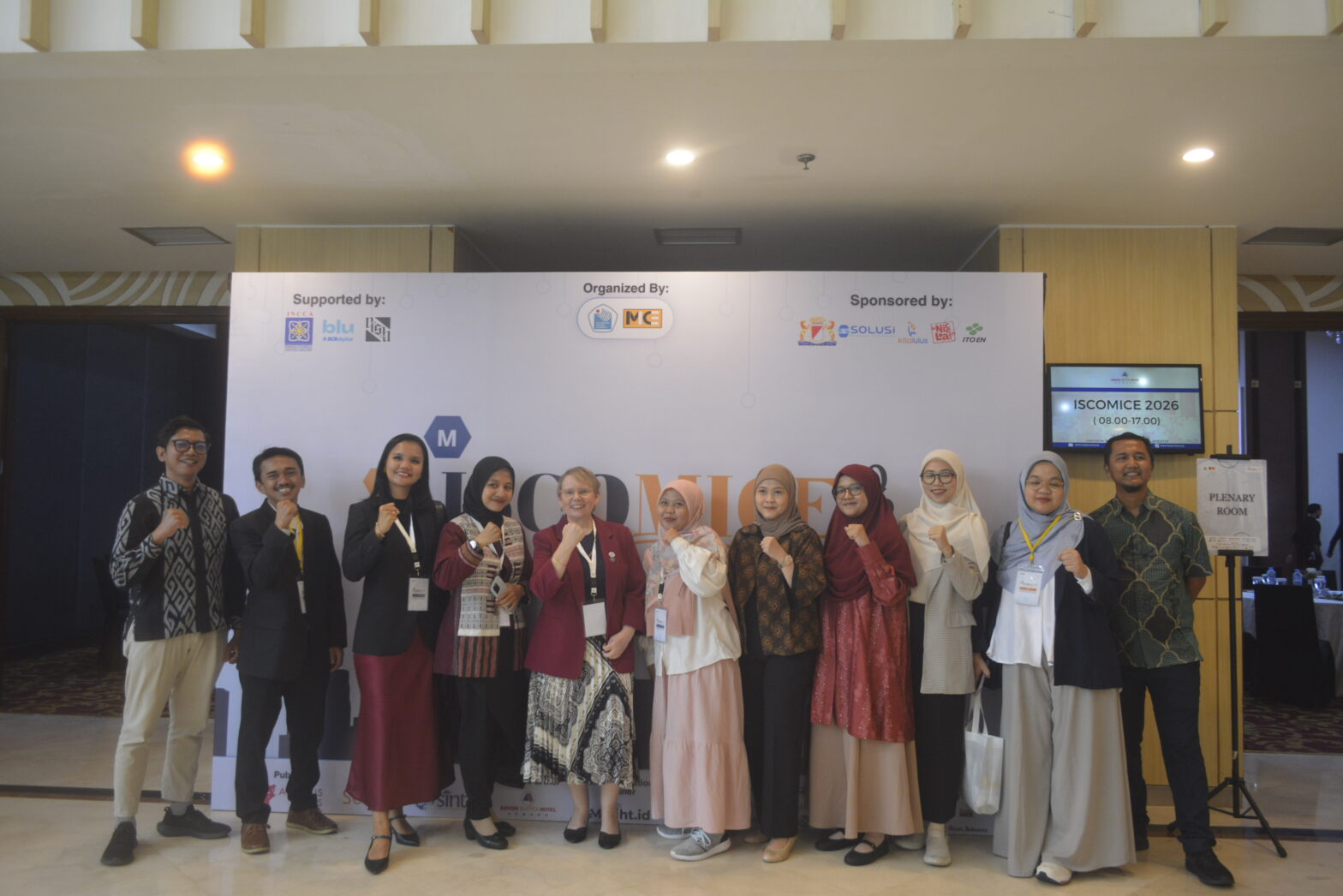 Peserta, pembicara internasional, dan panitia berfoto bersama pada penyelenggaraan International Scientific Conference of MICE (ISCOMICE) 2026 di Arion Suites Hotel Kemang, Jakarta.