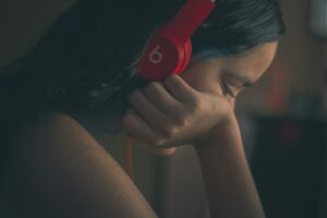 Lagu Cinta yang Sedih Banyak Pendengarnya, Apa Alasannya?