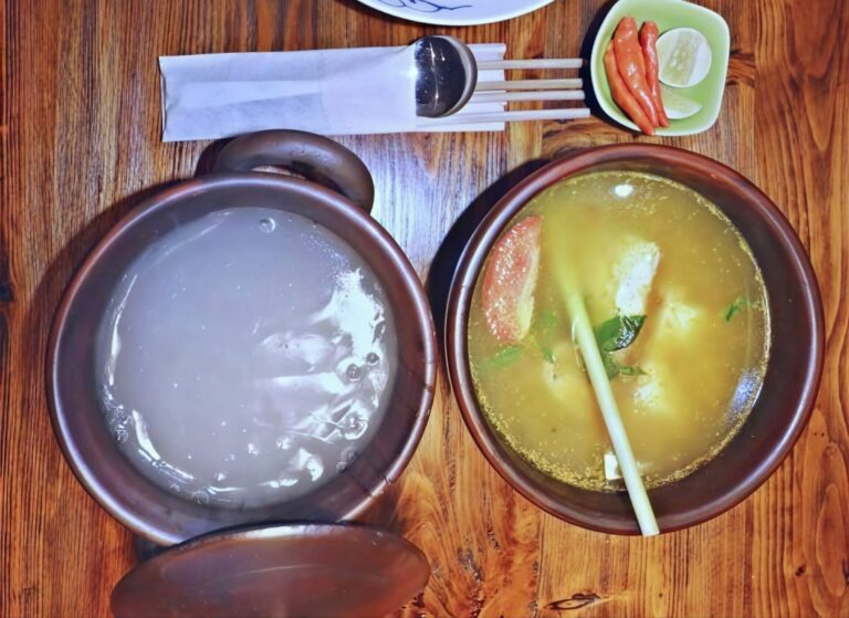 Sajian kuliner tradisional papeda khas Indonesia Timur dengan ikan kuah kuning