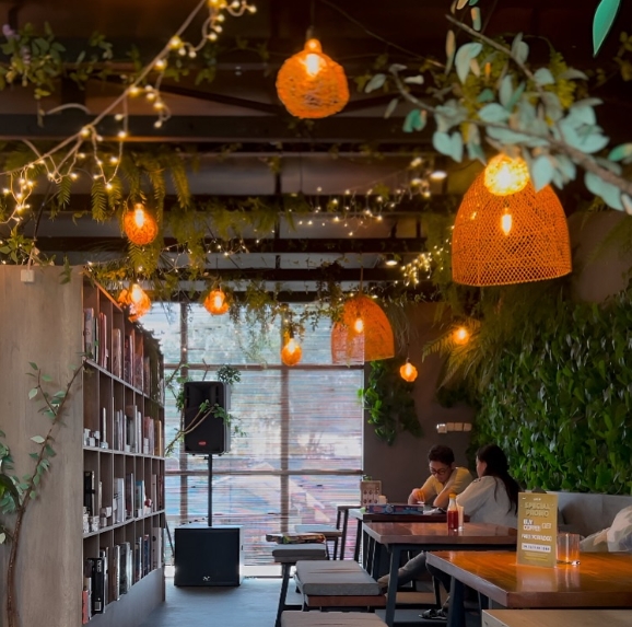 Interior Board Game Kafe di Jakarta, yaitu Lugua Cafe.