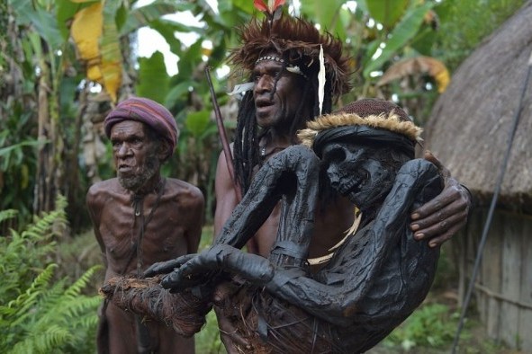 Akonipuk: Tradisi Pengasapan Jasad Manusia Menjadi Mumi di Papua