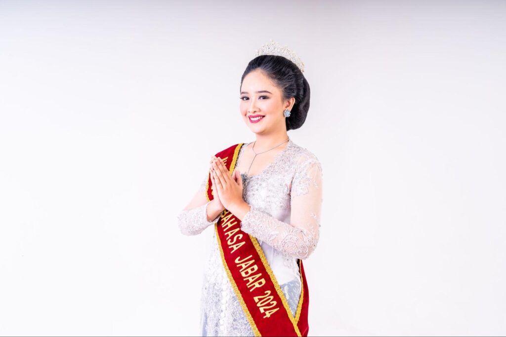 Dari seorang siswa yang gemar menghabiskan waktu dengan buku hingga menjadi Duta Bahasa Nasional 2024, perjalanan Dyra Daniera merupakan bukti bagaimana minat yang dipupuk sejak dini dapat berkembang menjadi prestasi yang membanggakan.