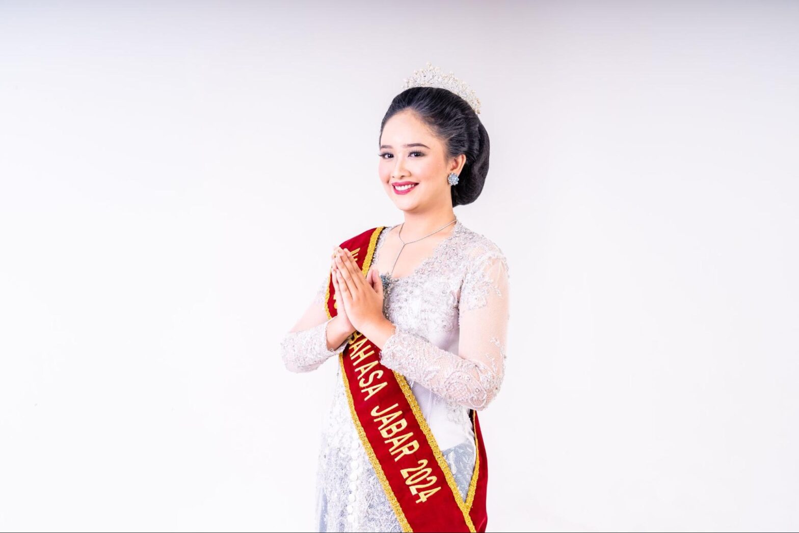 Dari seorang siswa yang gemar menghabiskan waktu dengan buku hingga menjadi Duta Bahasa Nasional 2024, perjalanan Dyra Daniera merupakan bukti bagaimana minat yang dipupuk sejak dini dapat berkembang menjadi prestasi yang membanggakan.