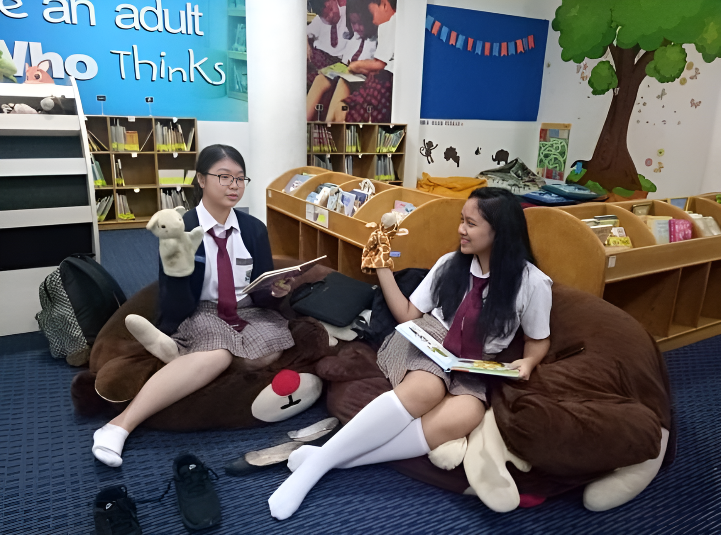 Dari seorang siswa yang gemar menghabiskan waktu dengan buku hingga menjadi Duta Bahasa Nasional 2024, perjalanan Dyra Daniera merupakan bukti bagaimana minat yang dipupuk sejak dini dapat berkembang menjadi prestasi yang membanggakan.