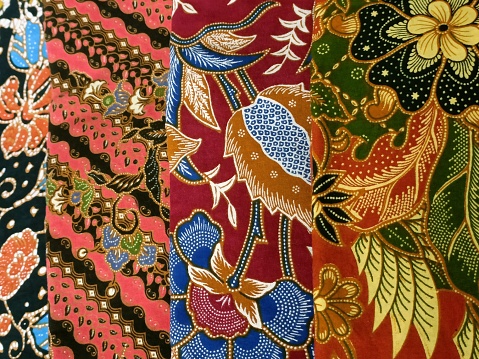 Kata Siapa Kain Tradisional Kuno? Intip Fenomena “Berkain” yang Lagi Tren di Kalangan Gen Z!