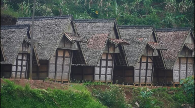 Deretan leuit lumbung padi tradisional di Ciptagelar