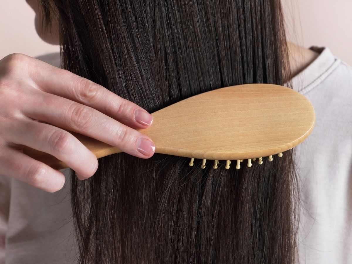 manfaat air kelapa untuk memperkuat akar rambut