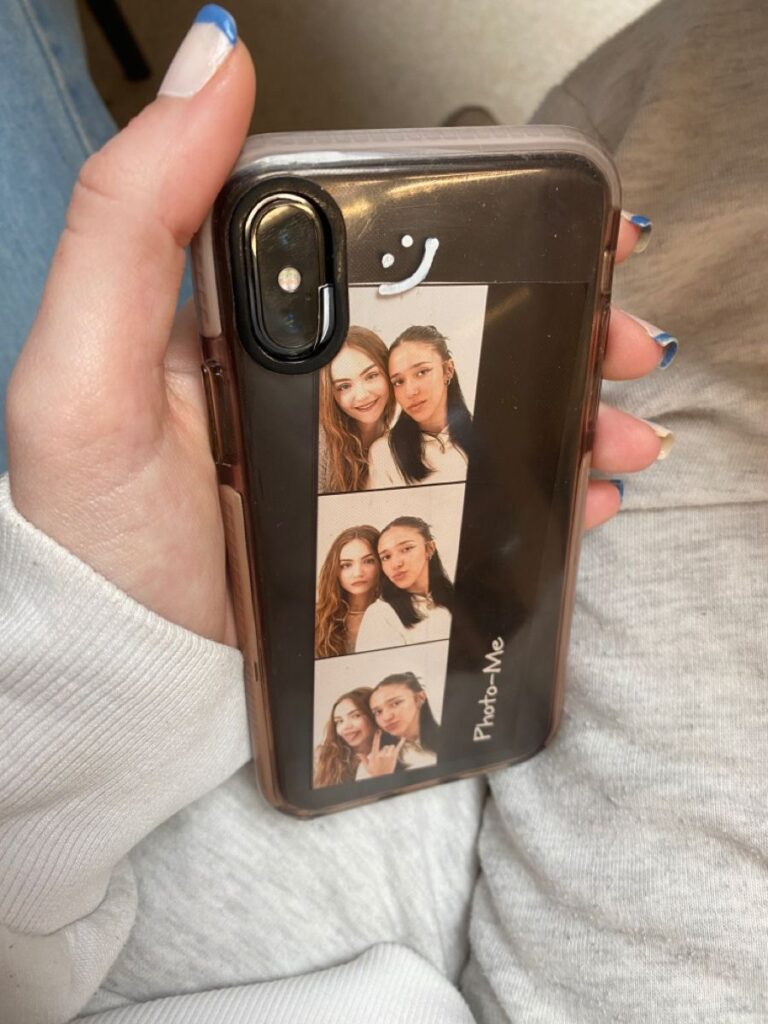 Salah satu cara menyimpan photostrip dengan casing hp