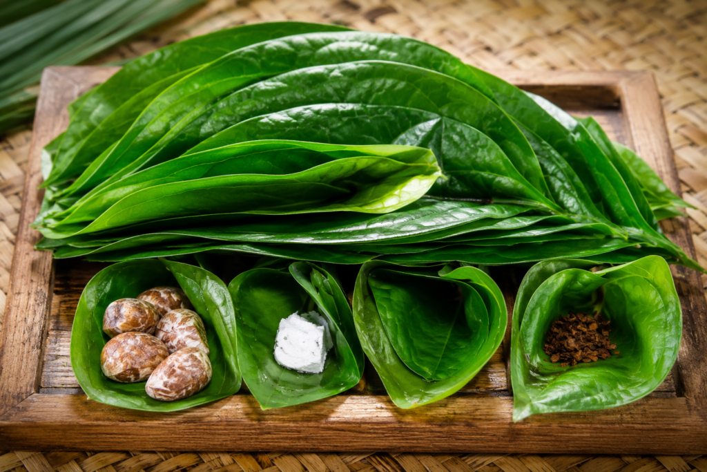 Daun sirih, buah pinang, kapur sirih, dan bahan pelengkap yang digunakan dalam Tradisi Menyirih di Indonesia.