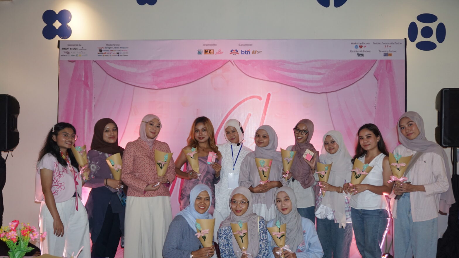 Peserta workshop berfoto bersama di G! Market 2026