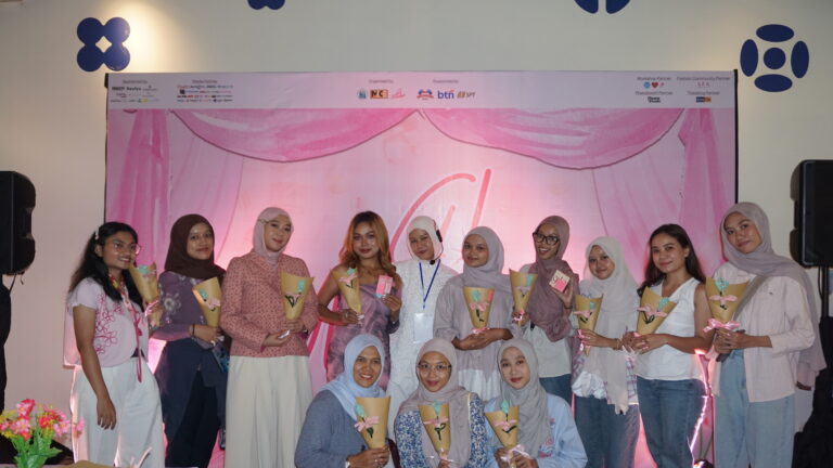 Peserta workshop berfoto bersama di G! Market 2026